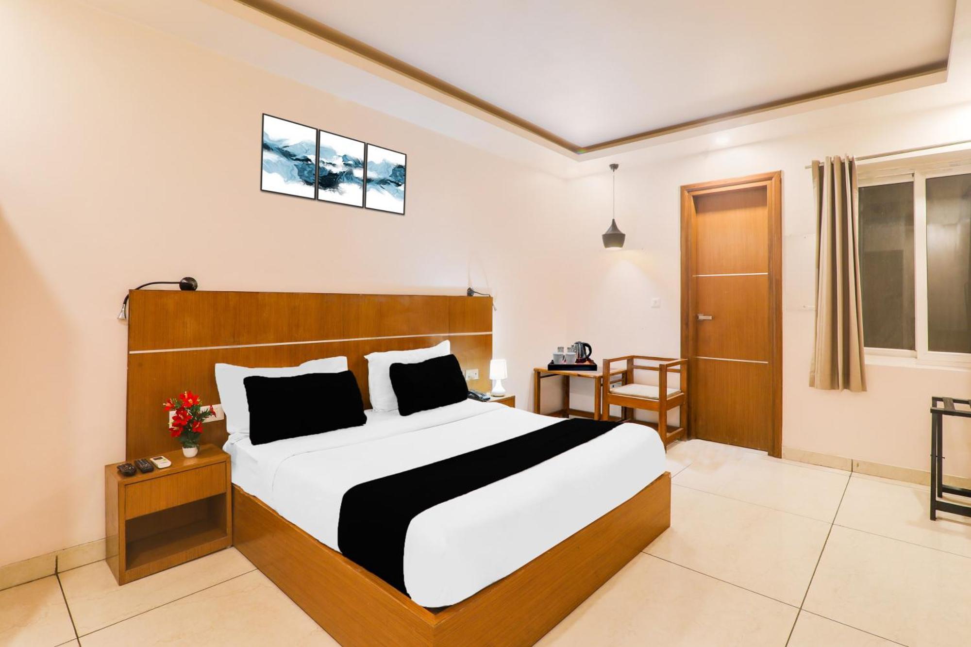 Super Townhouse Viraj Khand Formerly Veridian Inn Chinhat Bagian luar foto