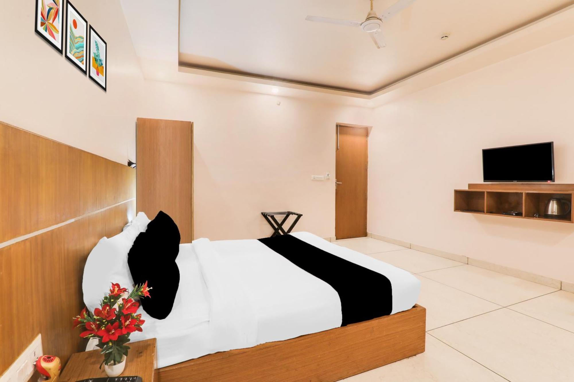 Super Townhouse Viraj Khand Formerly Veridian Inn Chinhat Bagian luar foto
