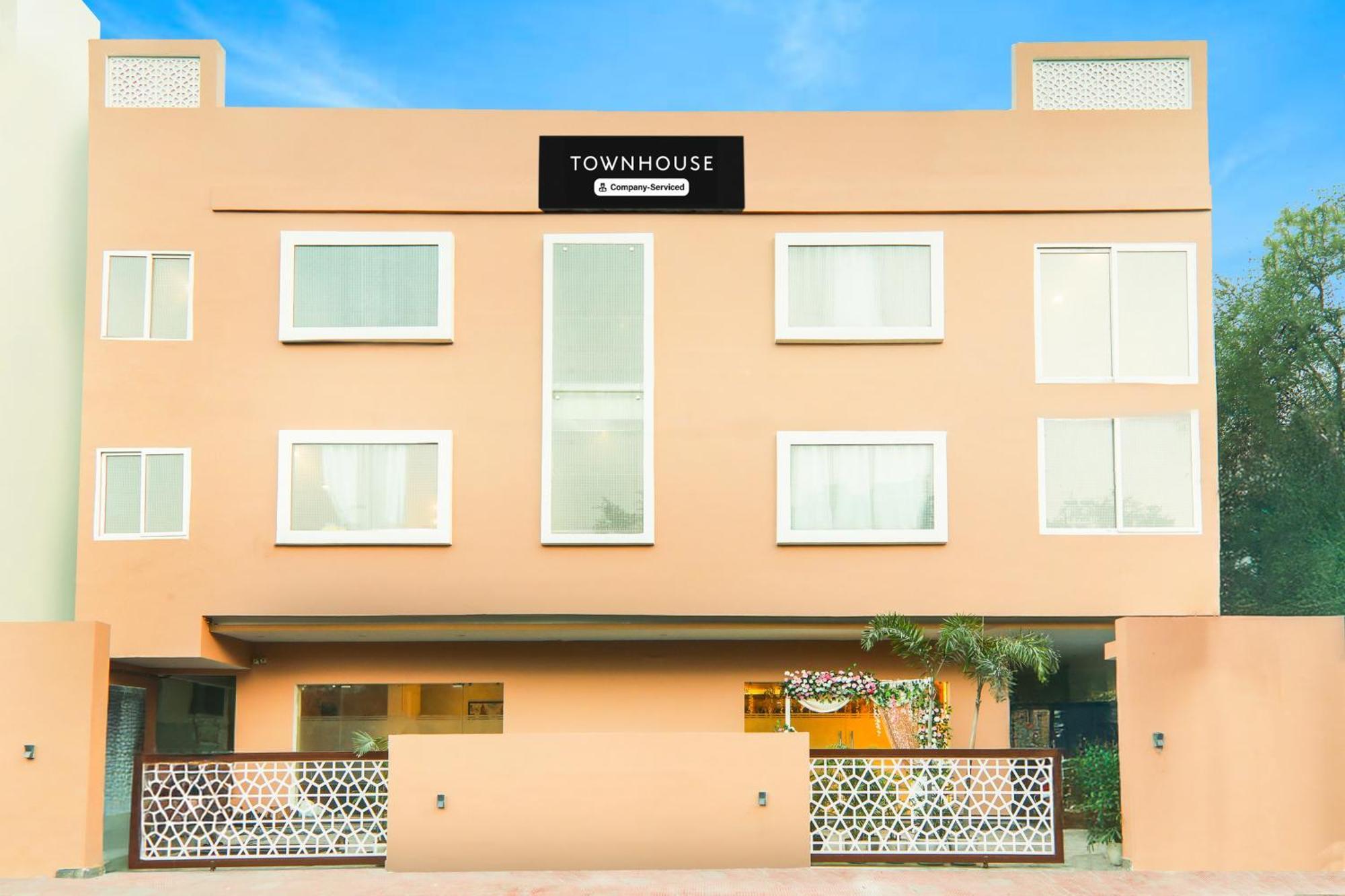 Super Townhouse Viraj Khand Formerly Veridian Inn Chinhat Bagian luar foto