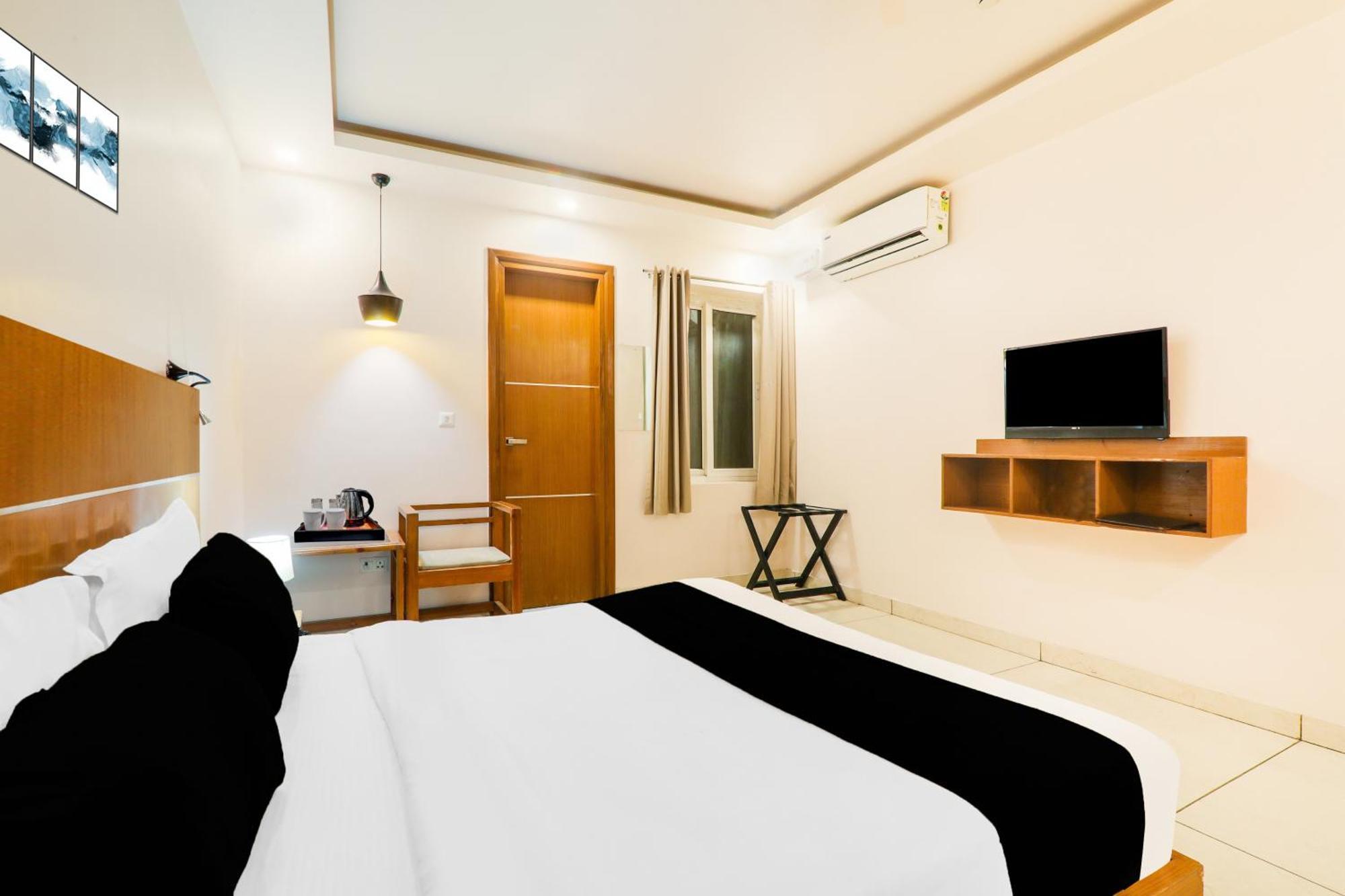 Super Townhouse Viraj Khand Formerly Veridian Inn Chinhat Bagian luar foto