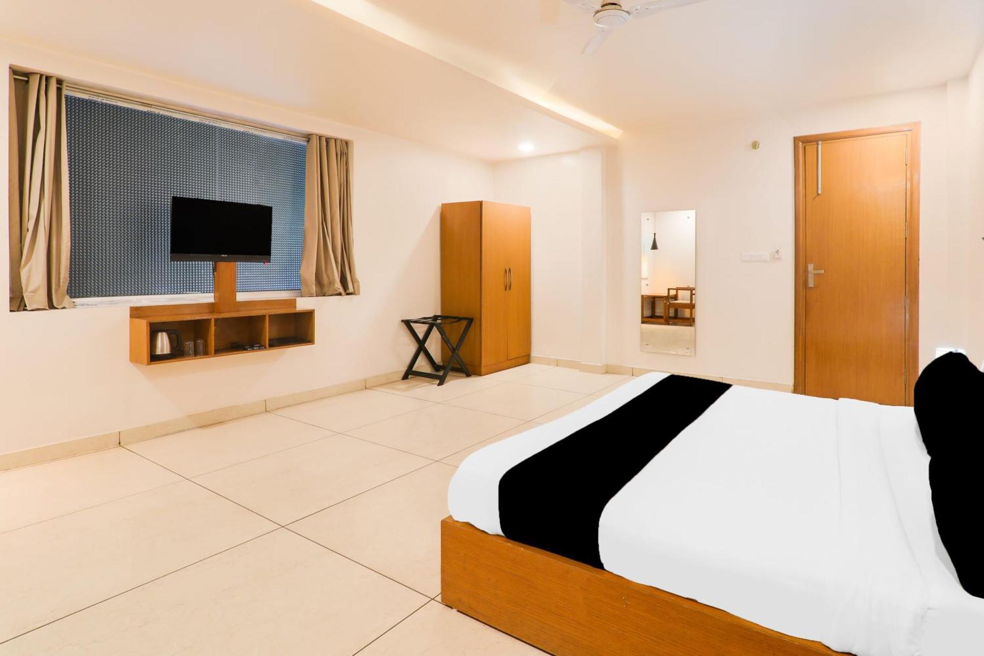 Super Townhouse Viraj Khand Formerly Veridian Inn Chinhat Bagian luar foto