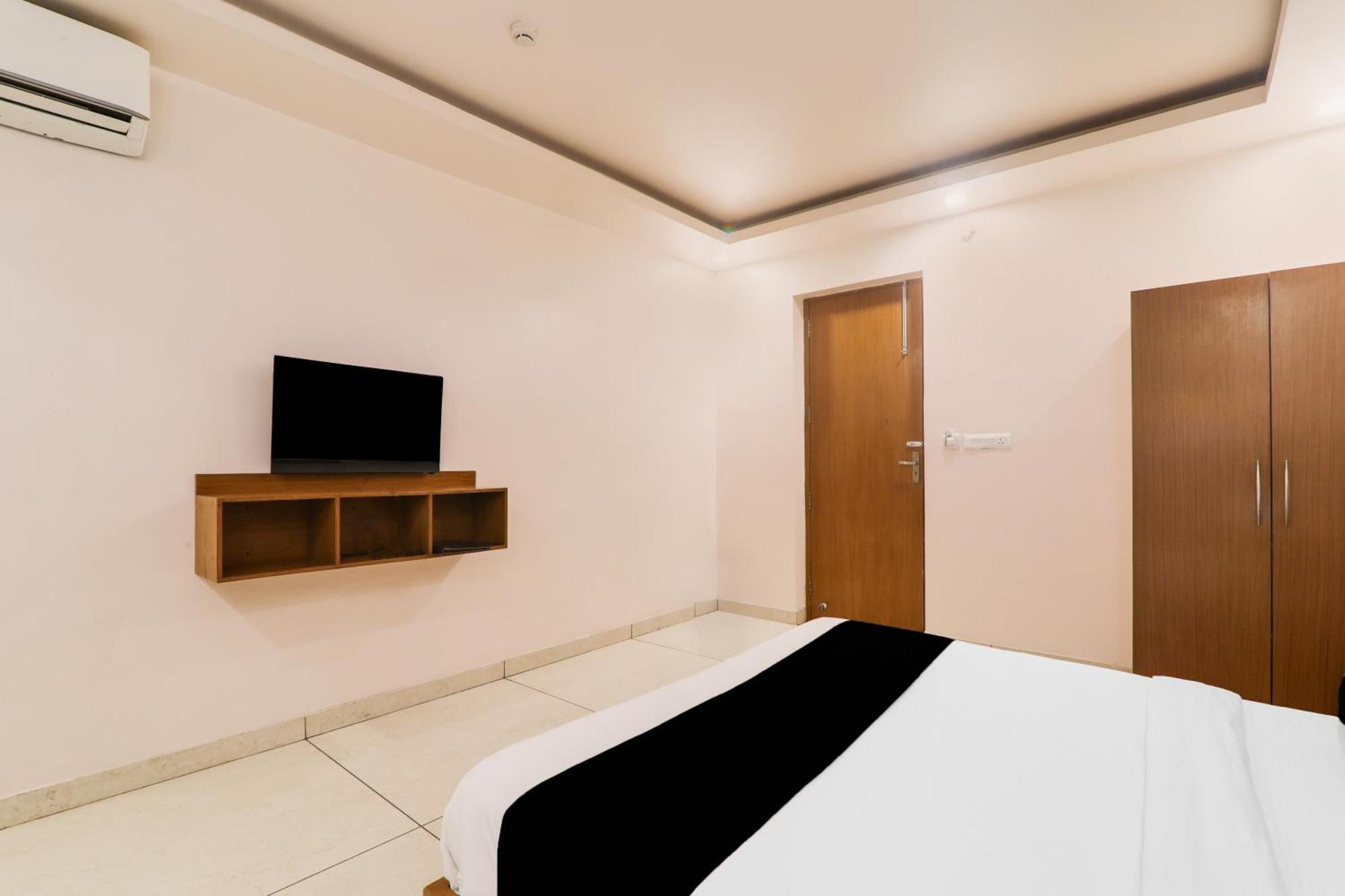 Super Townhouse Viraj Khand Formerly Veridian Inn Chinhat Bagian luar foto