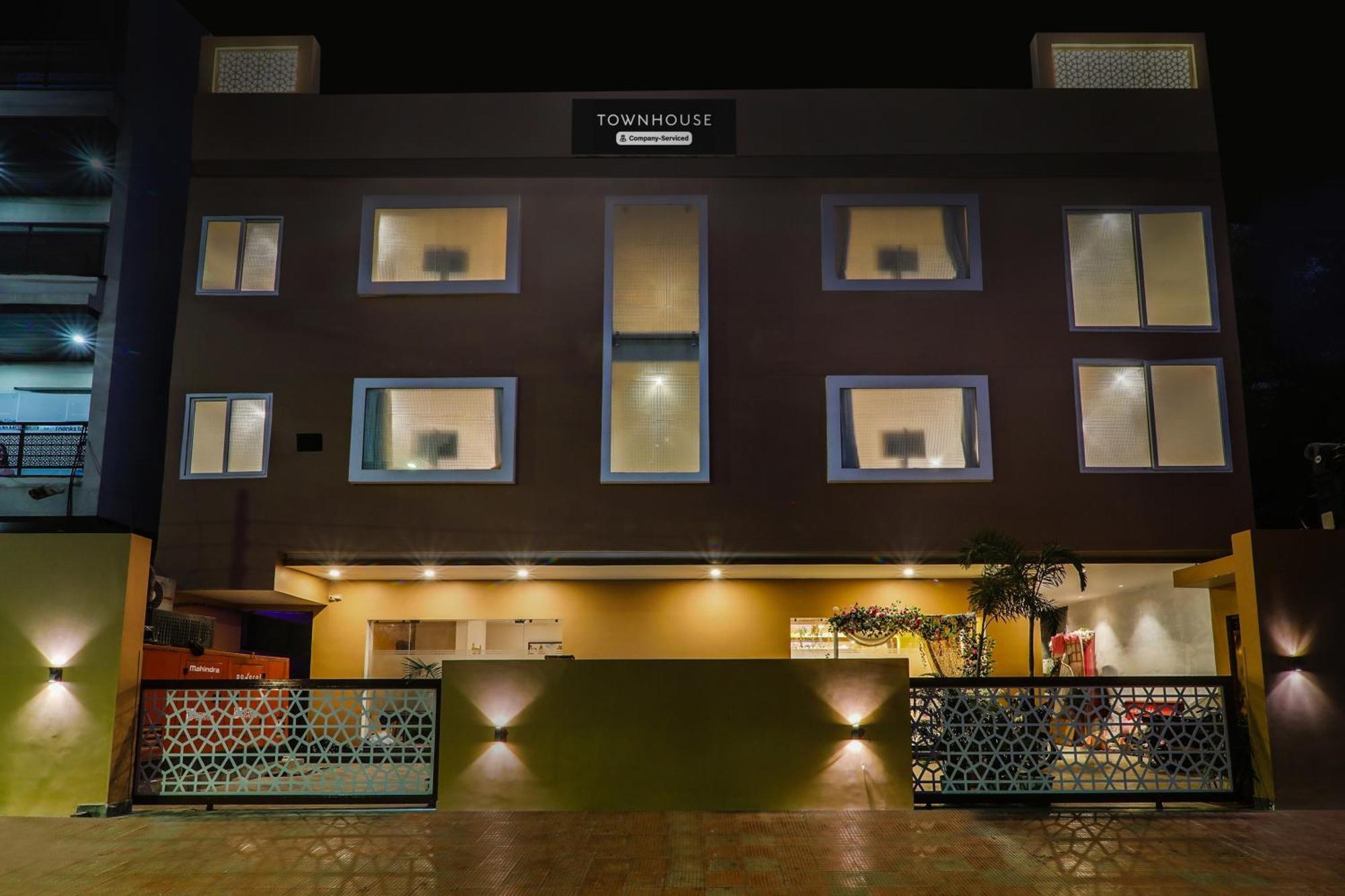 Super Townhouse Viraj Khand Formerly Veridian Inn Chinhat Bagian luar foto