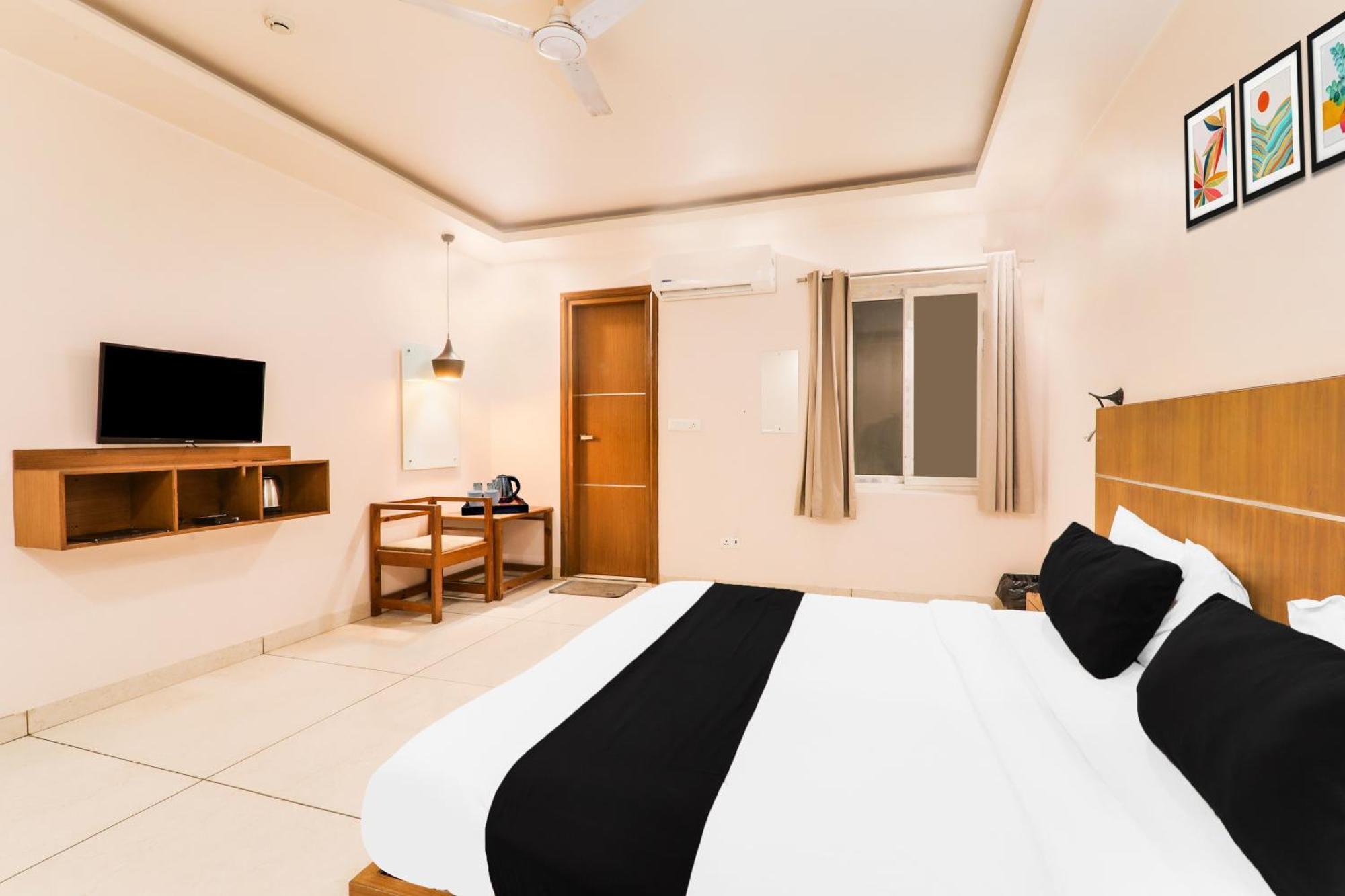 Super Townhouse Viraj Khand Formerly Veridian Inn Chinhat Bagian luar foto